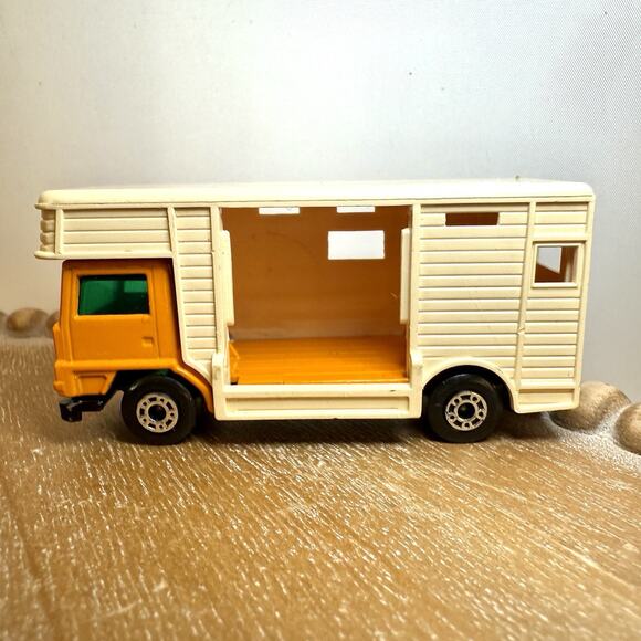 Vintage Matchbox Die Cast Vehicles Lot - Lesney Superfast Trucks, Vans and SUVs - Picture 12 of 16